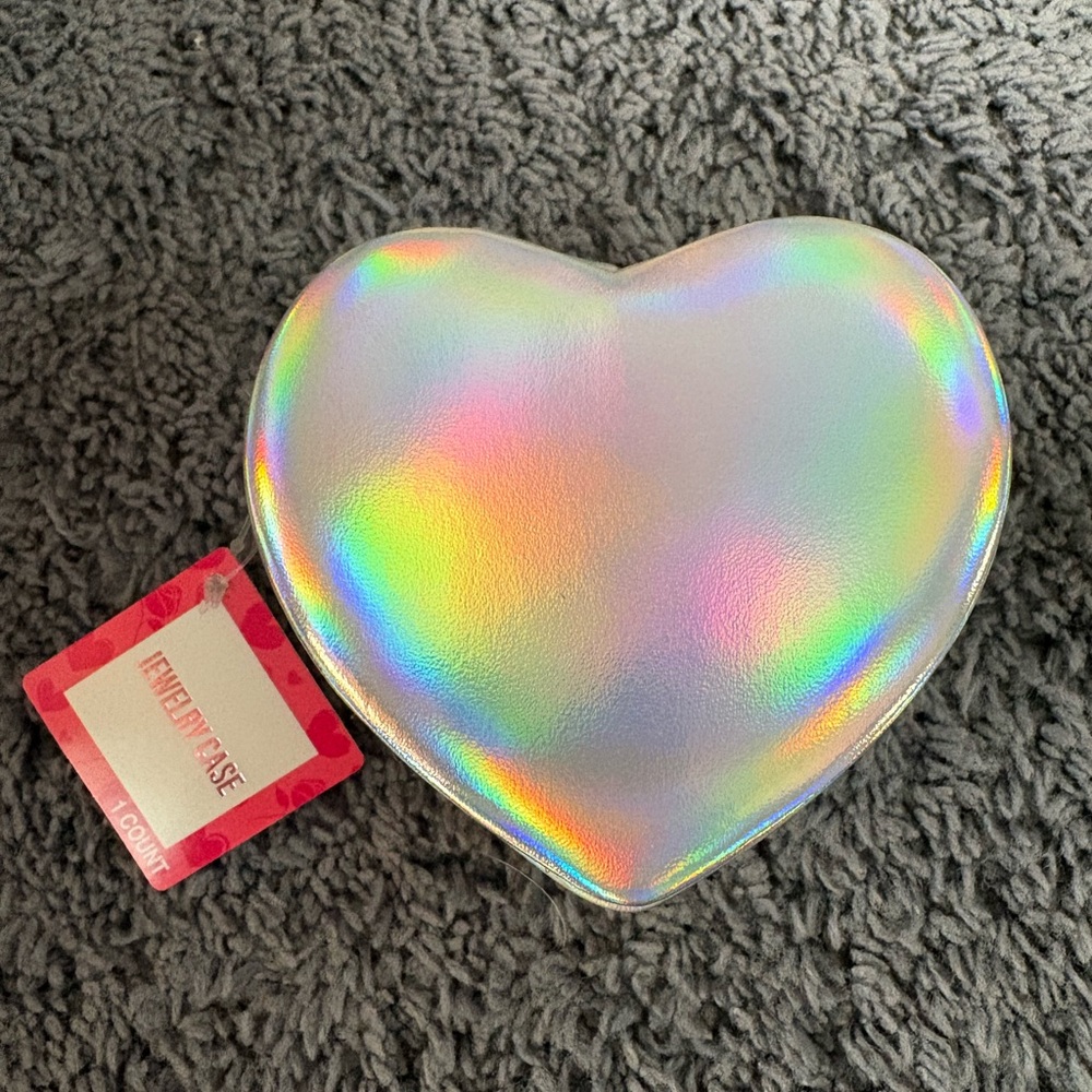 NWT shiny silver travel heart shaped hard shell jewelry case